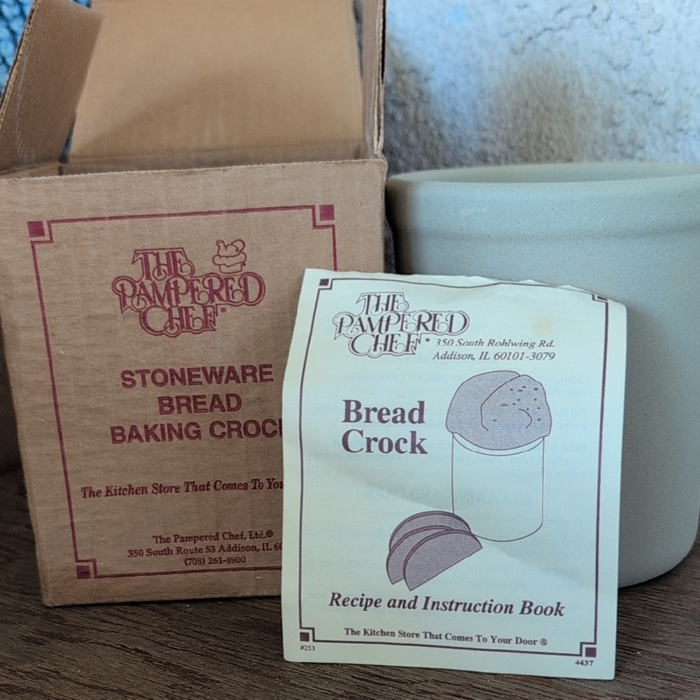 The Pampered Chef Stoneware Bread Crock - Light Gray